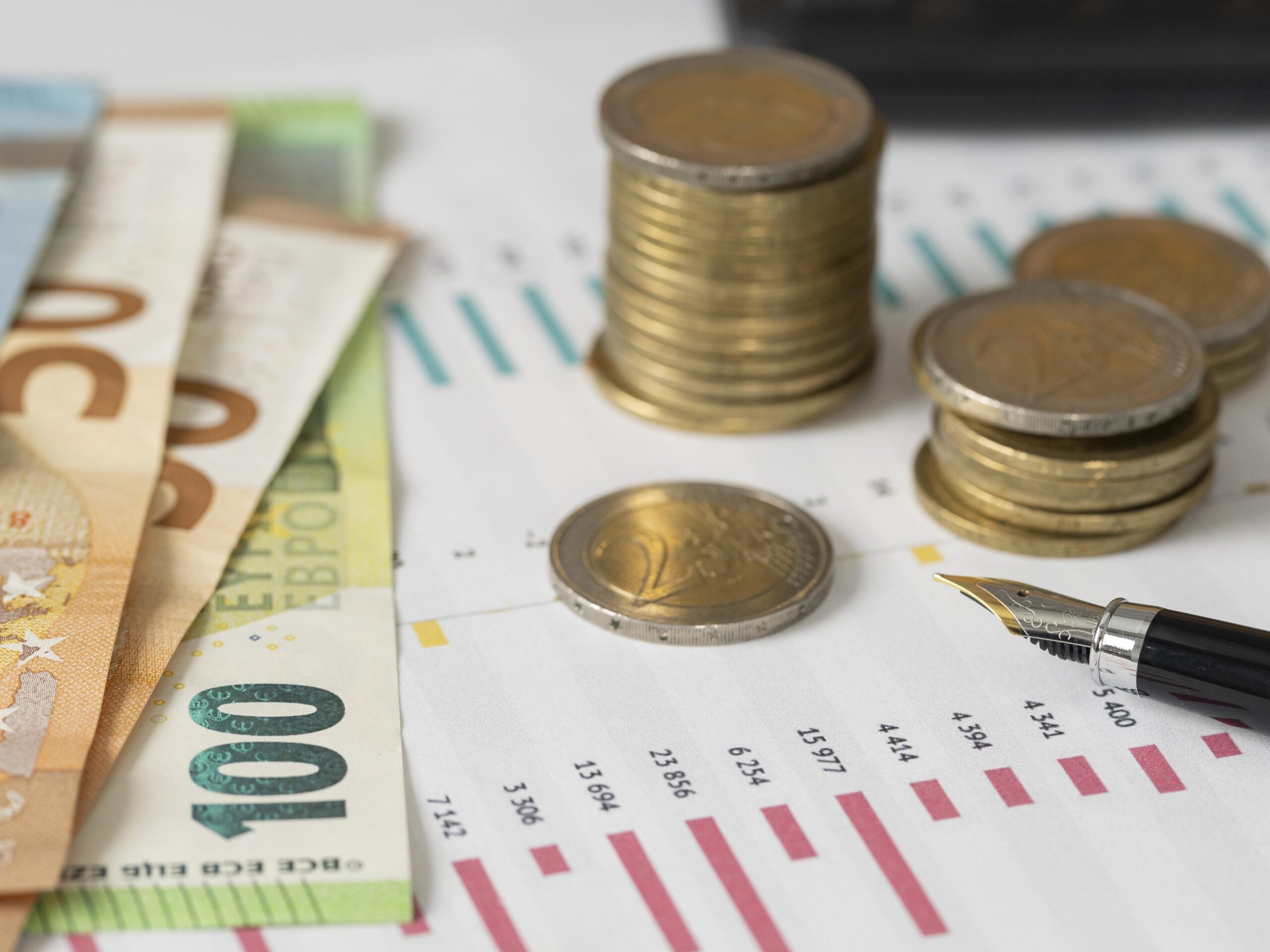 Geld in Scheine und Münzen